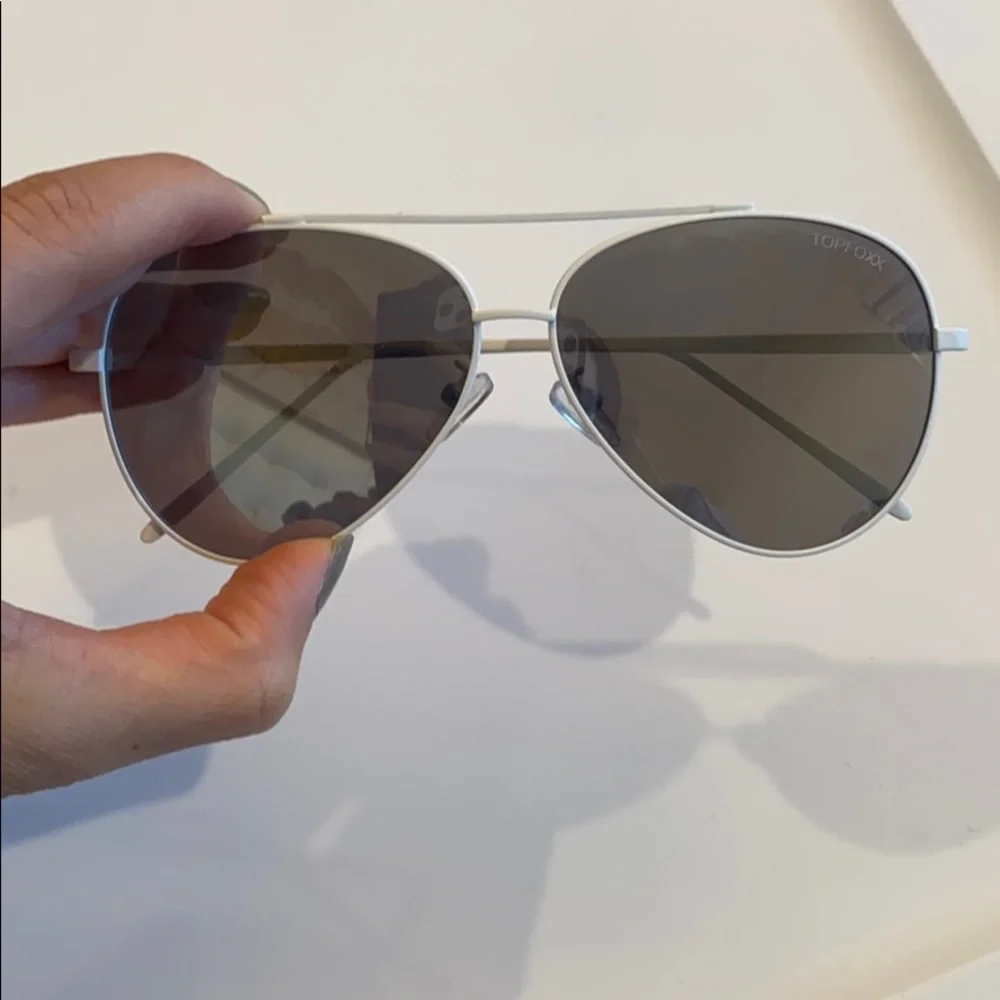 White Frame aviator sunglasses - Picture 2 of 5